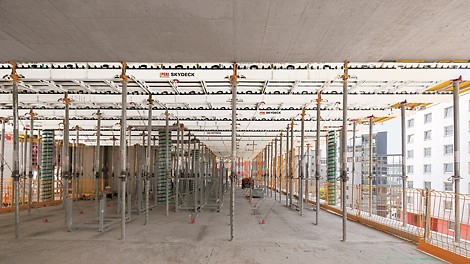 Die Decken der Untergeschosse wurden mit SKYDECK in Form gebracht. Die systematische Montagefolge beschleunigte die Schalarbeiten, durch Frühausschalen ließ sich die Vorhaltemenge reduzieren.