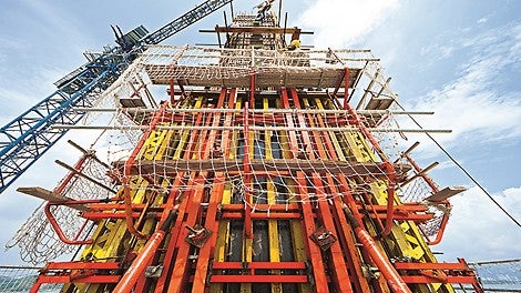 The formwork for the pylon was formed with the VARIO GT 24 formwork system and mounted to RCS C platform