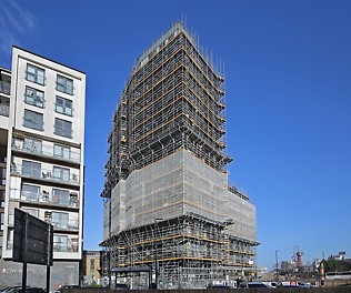 The solution was a wrap-around consisting of 221 tones of PERI UP Flex scaffolding, providing perimeter access to all 16 storeys to facilitate cladding replacement.