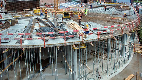 Dostawy materiału na budowę w systemie „just-in-time” pozwalały rozwiązać problem ograniczonej możliwości rozładunku transportów.<br/>