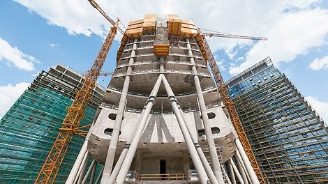 In Kombination mit mietbaren Systembauteilen des VARIOKIT Ingenieurbaukastens bildet die RCS Ausfahrbühne eine passende Aufstellfläche für einen 4- und 6‑geschossigen Treppenturm. Die PERI UP Treppe bietet kontinuierlich Zugang zu den obersten Geschossen – unabhängig vom Fortschritt der Montage der Fertigteiltreppen im Gebäudekern.