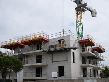 Nos tables standardisées sont disponibles en trois dimensions : 3,00m, 4,00m et 5,00m. Cette variété permet de répondre à divers besoins de chantier tout en garantissant une compatibilité optimale avec les autres composants.