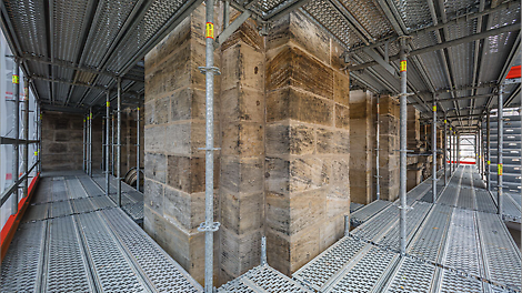 Леса аккуратно обходят архитектурные элементы фасада здания за счет их гибкости и универсального шага элементов PERI UP Flex.