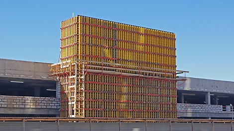 Укрупненные опалубочные карты высотой 13 м соединены вставкой VKZ 99, что позволило проводить монтаж карт единым элементом.