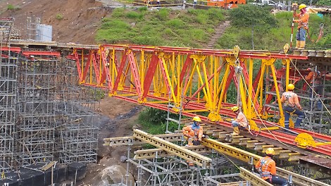 Las celosías ALPHAKIT, fueron lanzadas desde las torres de apoyo PERI UP FLEX, como medio de soporte de las vigas I en concreto que darán forma al Puente 15, una de las vías de acceso al túnel. 