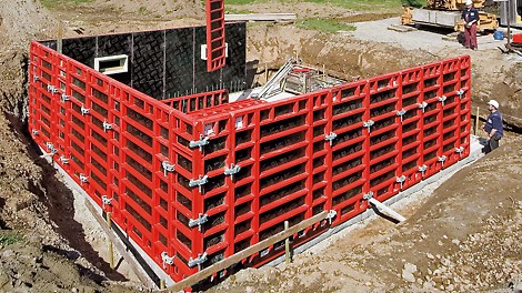 Malý počet různých dílů umožňuje jednoduché a rychlé bednění. Jasně daný modul po 30 cm zvyšuje stupeň nasazení všech panelů a usnadňuje zásoby materiálu a logistiku.<br/>