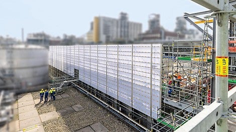 PERI UP Cladding ist eine innovative Lösung für Einhausungen aus dem Bereich Wetterschutz. Die robusten, lichtdurchlässigen Polycarbonat-Paneele schützen vor Witterung, Lärm und Schmutz, während ihre überlappende Konstruktion zusätzliche Sicherheit bietet. Dank ihres geringen Gewichts lassen sie sich ergonomisch und sicher montieren. Mit wenigen Bauteilen direkt am Gerüst installierbar, ermöglicht das System eine flexible Anpassung an verschiedene Baustellenanforderungen und schafft gleichzeitig eine ansprechende Optik – ideal auch für Werbezwecke.