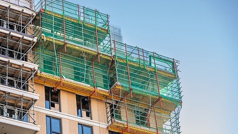 De RCS klimsteiger beweegt in fases omhoog. De steigers worden met behulp van de bouwkraan van schoen naar schoen omhoog geklommen.