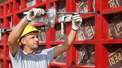 Produkt | MAXIMO Wandschalung <p>PERI pr&auml;sentiert auf der bauma erstmals die Rahmenschalung MAXIMO mit der einseitig bedienbaren MX Ankertechnik.</p><br/>