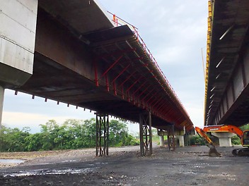 Celosías y ménsulas VARIOKIT para el soporte del tablero del Puente. 