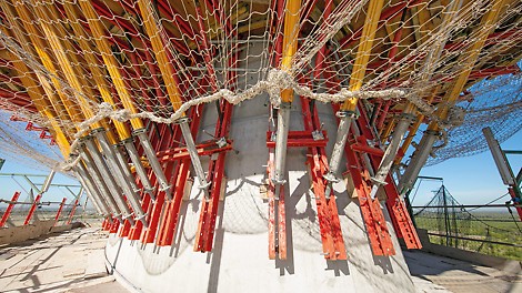 The VARIOKIT&amp;nbsp;Engineering&amp;nbsp;Construction&amp;nbsp;Kit provided the construction site team with various options for accommodating the complex geometry of the structure. (Photo: Florian von der Fecht)
