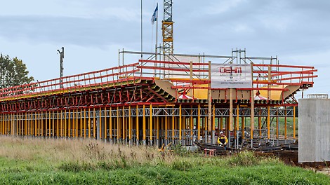 Die 211 m lange Brücke im Überflutungsgebiet der Ems ruht auf 85 Bohrpfählen und wird in drei Betonierabschnitten mit jeweils 57 m bzw. 88 m Länge hergestellt.