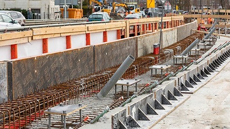 Als zowel de constructie als de dekrandbekisting op zijn plek zitten, is het werk klaar voor het storten van het beton.