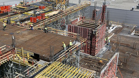 Wykonanie wysokich stropów na wieżach podporowych. <br/>