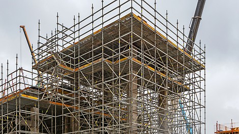PERI UP FLEX zapewnia uniwersalne i bezpieczne podparcie stropu ze zintegrowanym pomostem roboczym