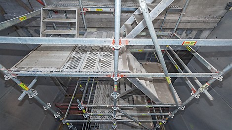 During the refurbishment phase, the PERI UP basic elements are turned into stairwell staircases. Standards, ledgers and decks, supplemented by lightweight PERI UP Flex flights of stairs, make versatile adaptations to the existing stairwells possible.