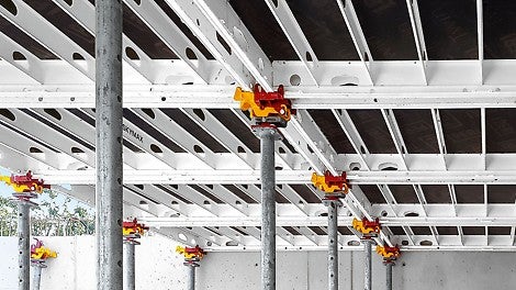 Working with the SKYMAX system is remarkably simple due to the low number of different components. The system of combining the panels and heads is self-explanatory.