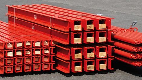 The core components of the VARIOKIT engineering construction kit: steel walers, climbing rails and heavy-duty spindles.