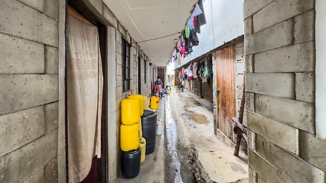 The hollow concrete blocks are currently produced in local factories in Kenya and South Africa, with further countries already being planned. The moulds are filled with concrete by hand in a simple process.