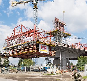 VARIOKIT Freivorbaugerät Die PERI Lösung für den Freivorbau basiert auf Kernbauteilen und ergänzenden Systeymbauteilen aus dem VARIOKIT Ingenieurbaukasten<br/>