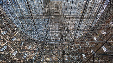 Der in das Raumgerüst integrierte Treppenlauf erschließt die Arbeitsebenen in bis zu 50 m Höhe.
