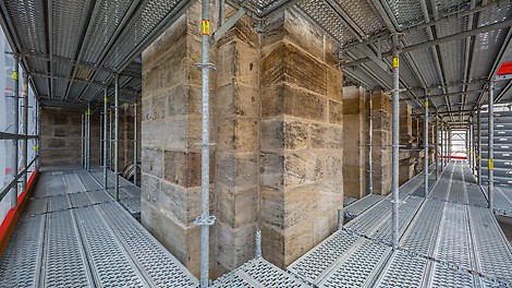 Mit dem durchgängig metrischen Systemraster der PERI UP Flex Bauteile und der Möglichkeit des Richtungswechsels der Beläge lässt sich das Modulgerüst äußerst flexibel an nahezu jede Bauwerksgeometrie anpassen.