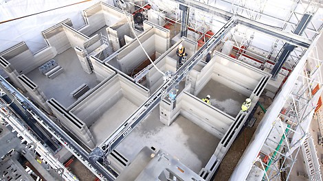 &lt;p&gt;PERI revolutioniert den Bauprozess mit dem 3D-Betondruck und druckt das erste Wohnhaus Deutschlands und das gr&amp;ouml;&amp;szlig;te Mehrfamilienhaus Europas. W&amp;auml;hrend das zweigeschossige Einfamilienhaus noch ca. 80 qm Wohnfl&amp;auml;che pro Geschoss misst, umfasst das 5-Familienhaus bereits um die 380 qm Wohnfl&amp;auml;che.&lt;/p&gt;<br/>