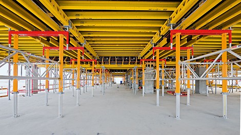 The UZR beam waler at the same time supports beam and slab formwork – also for large spans.