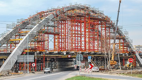 Load bearing of an arc at great height with PERI VST heavy-duty towers.