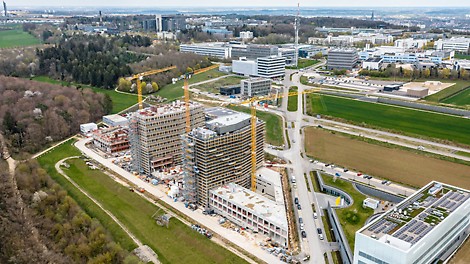 Im Zeitplan Der neue Komplex „Universelle“ weist in den drei Türmen, die sich über einem zweigeschossigen Sockel erheben, rund 35.000 m² Bürofläche auf, darunter mehr als 10.000 m² für Labore, Forschung und Entwicklung.