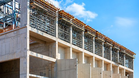 PERI UP Flex skela je korišćena kao radna skela za armirače i tesare čime je ispunjavala sve potrebne preduslove za bezbedan i siguran rad. Ujedno je korišćena i kao nosiva skela za ploče i grede na raznim visinama čime se prilagođavala konstrukciji i visinama objekta.