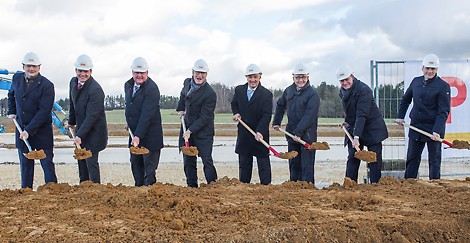 Official groundbreaking ceremony for the next expansion phase of the PERI scaffolding plant in Guenzburg, Bavaria (f. l. t. r.): MDL Dr. Hans Reichart (Member of the federal state parliament), Dr. Fabian Kracht (Managing Director Finance and Organisation), Leonhard Braig (Managing Director Product and Technology), Dr. Rudolf Huber (Chief Executive Officer), Gerhard Jauernig (Lord Mayor Guenzburg), MDL Alfred Sauter (Member of the federal state parliament), Alexander Schwörer (Managing Director Sales), Stephan Finkel (Managing Director Plant Guenzburg).