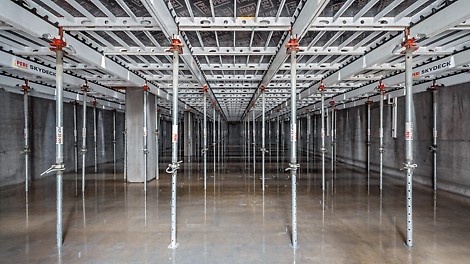Capannone in cui viene realizzato il solaio in calcestruzzo gettato in opera con l'aiuto della cassaforma a telaio per solai SKYDECK con singole parti leggere in alluminio.