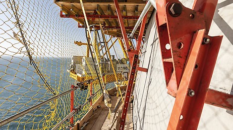 SCS 爬模系统为主塔的上、下部地施工提供了安全的作业环境。