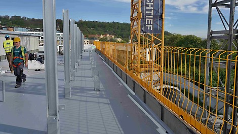 Zabezpečení proti pádu u okrajů stropních desek se systémem ochranných mříží PROKIT.