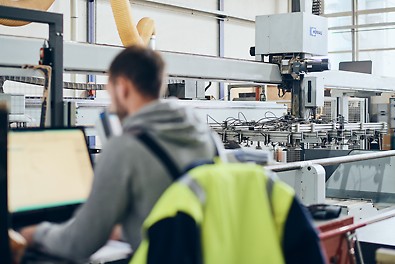 Höchste Qualität und Präzision in der Ausführung und geringe Bearbeitungszeit durch leistungsstarkes CNC-Plattenbearbeitungszentrum