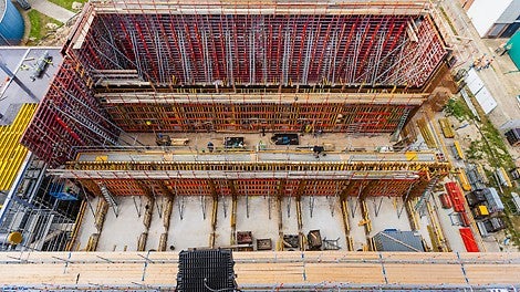 De grote hoeveelheden bekisting werden met de kraan gepositioneerd, voor een efficiënte werkvolgorde en minimale handelingen op de bouwplaats.