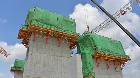 The climbing unit consists of formwork, working platform and a finishing platform. It ensures safe working conditions at different heights and can be quickly moved by crane.