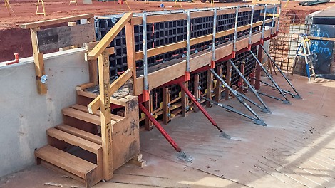 DUO os suportes e os corrimãos, juntamente com uma construção suplementar de madeira, são usados para construir plataformas de trabalho e acessos seguros.