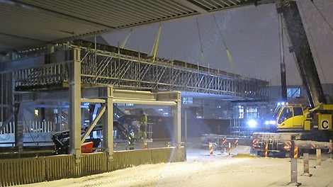 Massiivinen LGS-kansi nostettiin paikoilleen kertanostona.