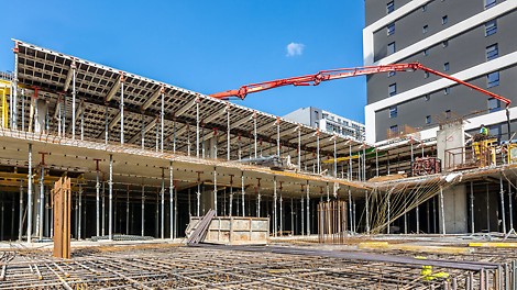 Zahvaljujući specijalnom elementu SKYDECK sistema, tzv. padajućoj glavi, koja omogućava raniju demontažu i bržoj primeni panela i nosača na narednoj etaži, smanjene su neophodne količine materijala na gradilištu.