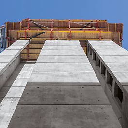 Für die Außenwände der 41 m hohen Stahlbetonkerne waren mit Sichtbetonklasse SB 3 hohe gestalterische Anforderungen einzuhalten.