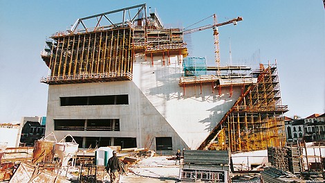 The MULTIPROP towers could easily be adapted to the slope of the walls. Special couplings provided rigid and precise connections for the VARIO formwork and MULTIPROP shoring.