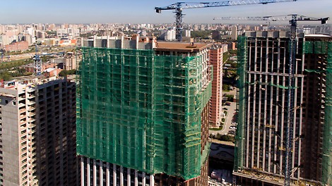 Более 50 тонн PERI UP обеспечивают безопасный доступ к кирпичной кладке снаружи монолитного каркаса и препятствуют падению строительного материала на близко расположенную дорогу