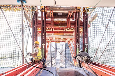 Durante la construcción de la Torre DC 2 en Viena, la amplia cartera de seguridad de PERI proporciona una protección óptima en la obra, lo que contribuye decisivamente a la construcción segura y eficiente de uno de los edificios más altos de Austria hasta la fecha.<br/>(Foto: PERI SE)