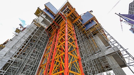 System wież wysokonośnych PERI VST o nośności jednej wieży do 280 ton.