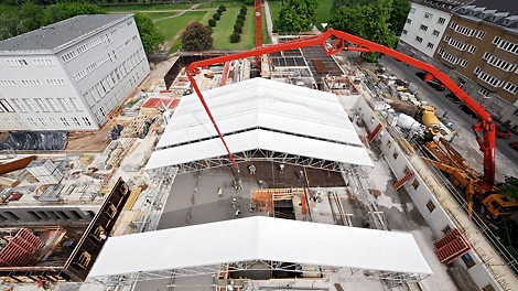 LGS Weather Protection Roof - flexible for every work step The PERI protection roof opened for construction work with the concrete pump