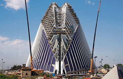 Edificio Ágora, Valencia, España - Una estructura enorme de andamio realizada con PERI UP Rosett, proporcionó acceso permanentemente a todas las plataformas y áreas de trabajo hasta una altura de casi 80 m.