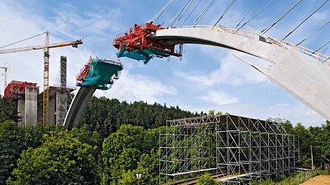 The PERI UP protective roof construction prevent interference of rail services during the construction of the arched supporting structure using the cantilevered construction method.
