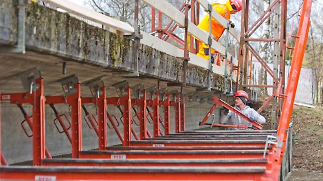 Sanierung Wörnitzbrücke Weiltingen Einsatz der VARIOKIT Gesimskappenkonsole VGK ohne Bühne und Geländer bei der Sanierung der Wörnitzbrücke in Weiltingen.